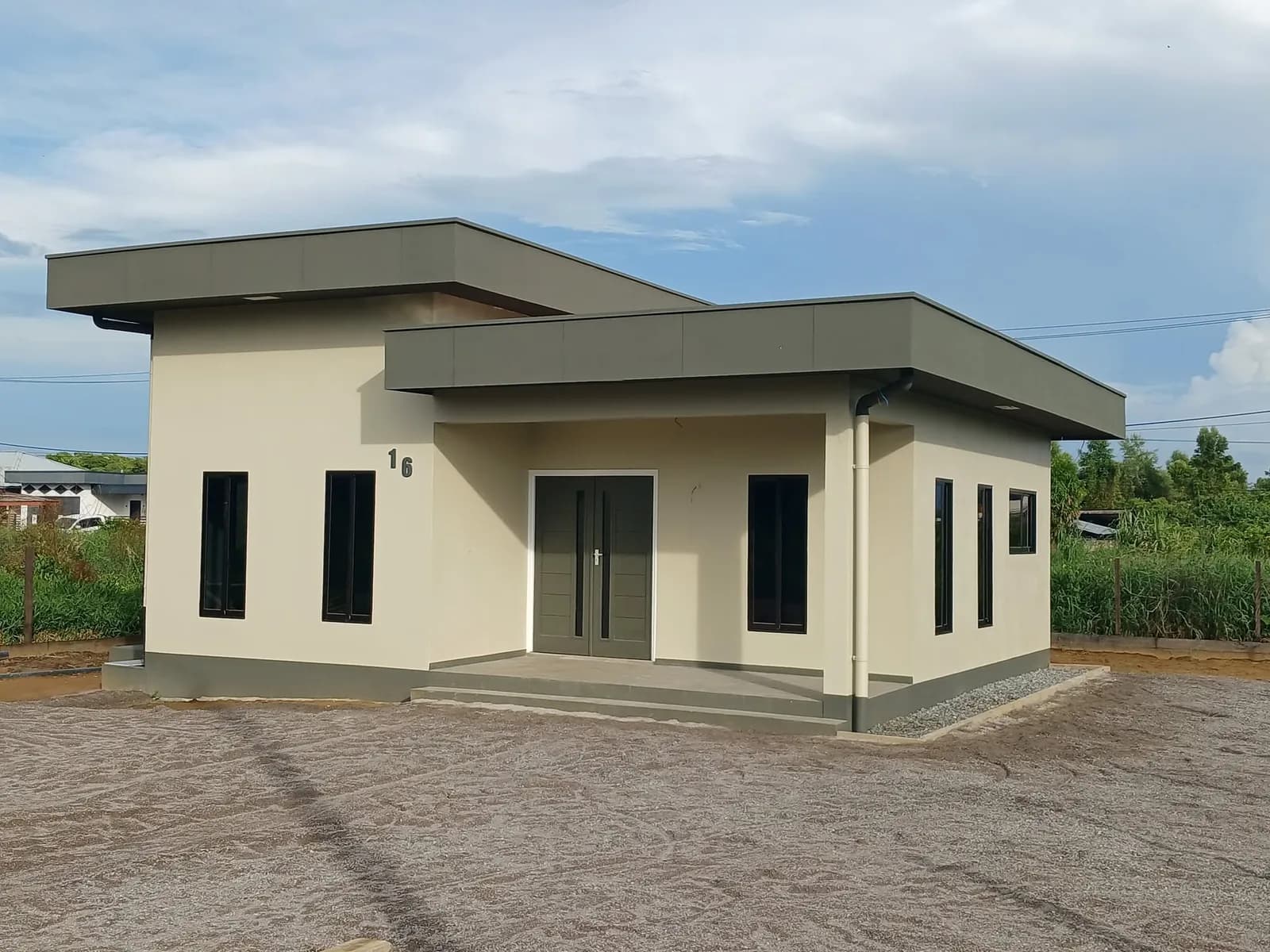Moderne woning gebouwd door Aannemingsbedrijf Kymaru in Suriname